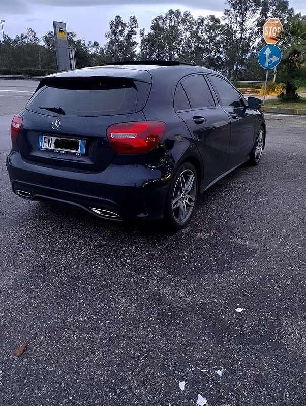 Usata Mercedes A180 Premium 109 CV (80 kW) 2018 Blu/azzurro Berlina