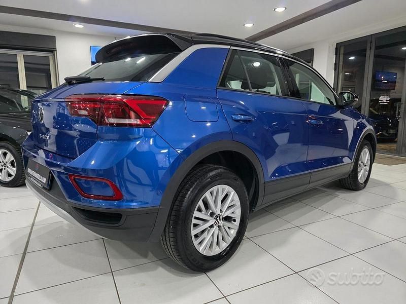 Usata VW T-Roc Life 116 CV (85 kW) 2023 Blu SUV