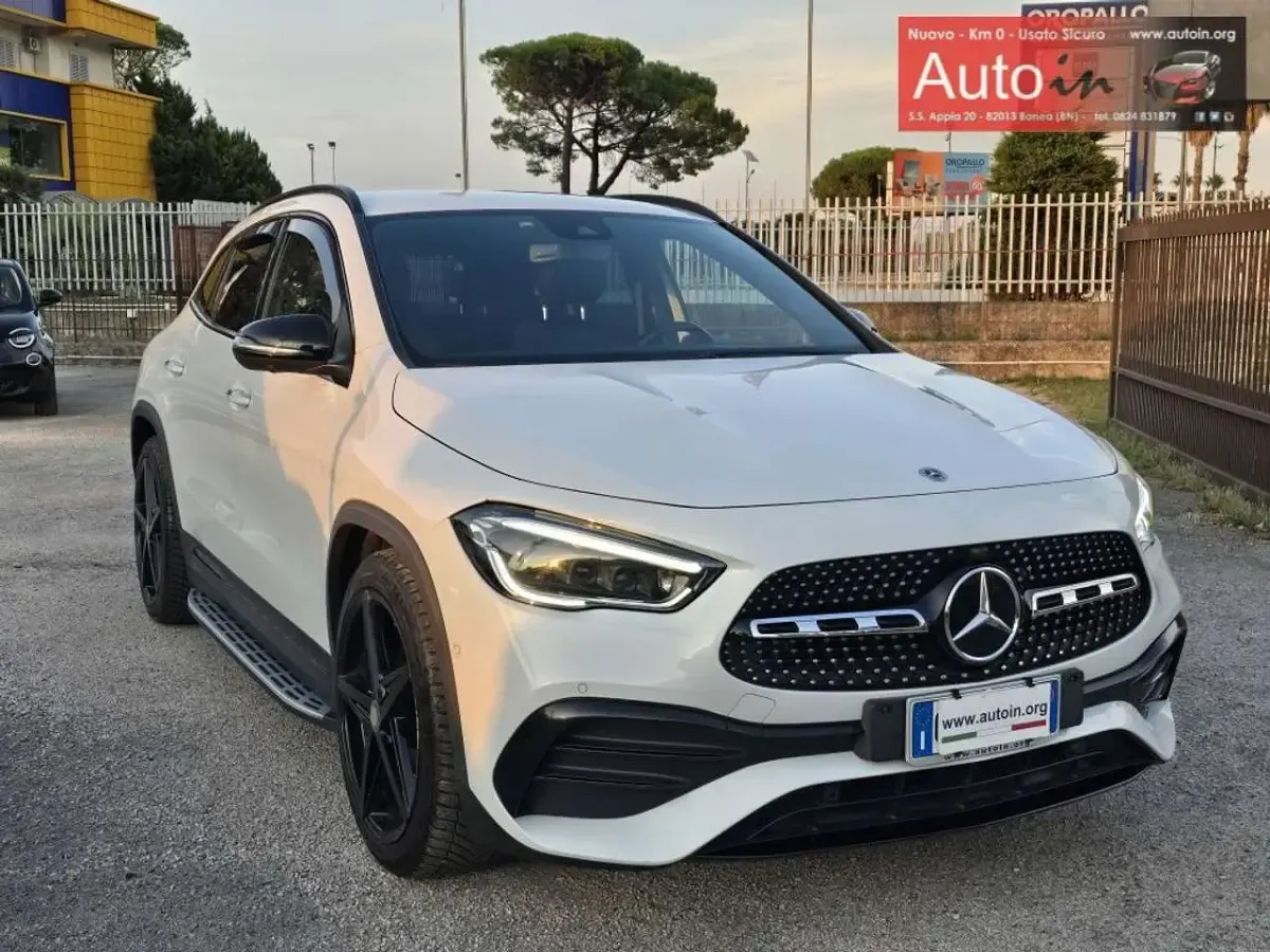 Usata Mercedes GLA200 AMG 150 CV (110 kW) 2022 White concrete minecraft SUV
