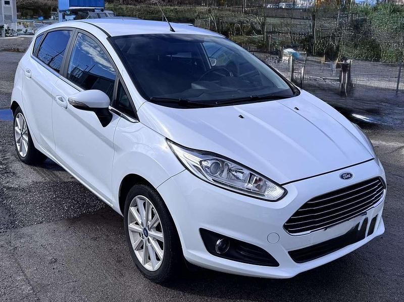Usata Ford Fiesta 101 CV (74 kW) 2016 Bianco Berlina