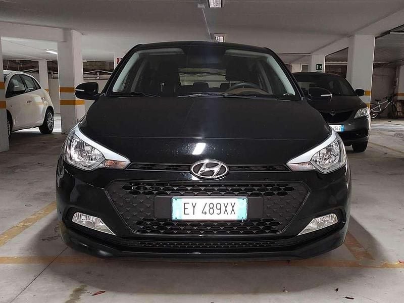 Nero Usata 2015 Hyundai i20 Classic Tre volumi | 6500 € (Buon prezzo) - Immagine 1/4