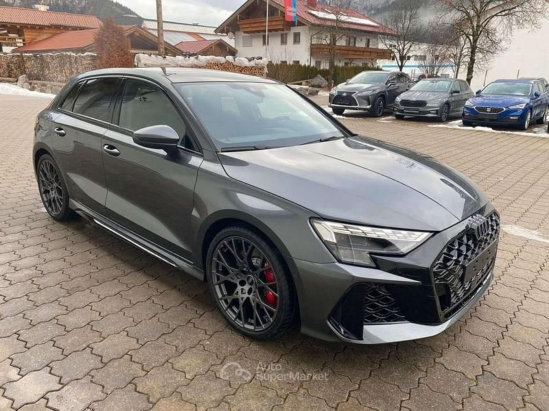 Nuova Audi RS3 Ambiente 400 CV (294 kW) 2025 Daytonagrau perleffekt Berlina