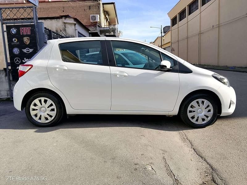 Usata Toyota Yaris Hybrid Business Edition 73 CV (53 kW) 2019 Bianco Berlina