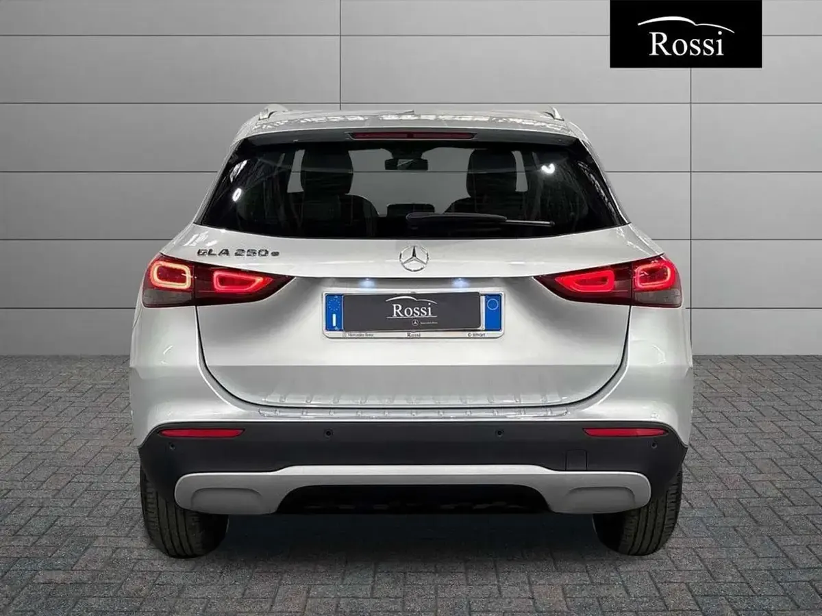 Usata Mercedes GLA250 160 CV (117 kW) 2023 Argento iridio SUV