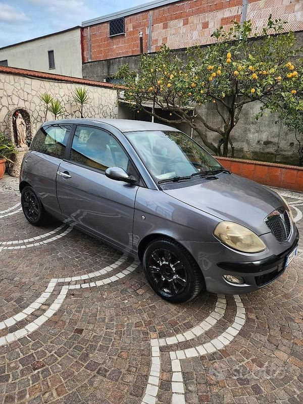 Usata Lancia Ypsilon 70 CV (51 kW) 2004 Grigio Utilitaria