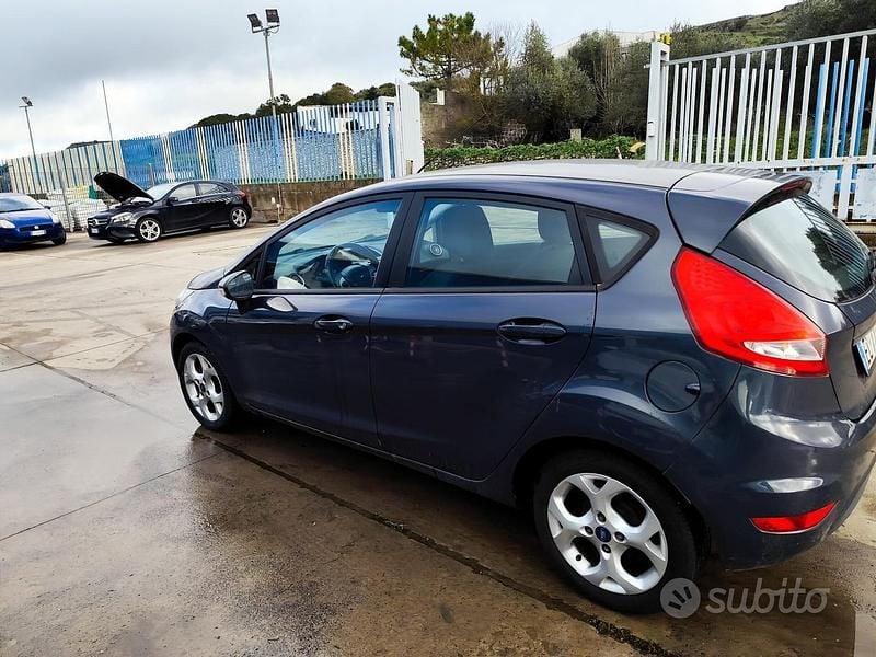 Usata Ford Fiesta 70 CV (51 kW) 2012 Grigio Utilitaria