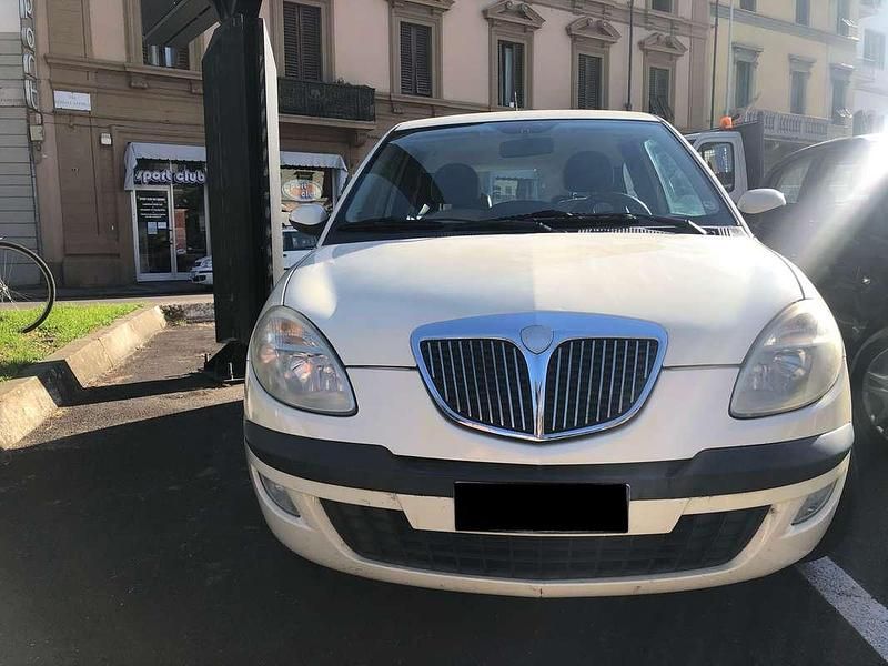 Usata Lancia Ypsilon 60 CV (44 kW) 2005 Beige Utilitaria