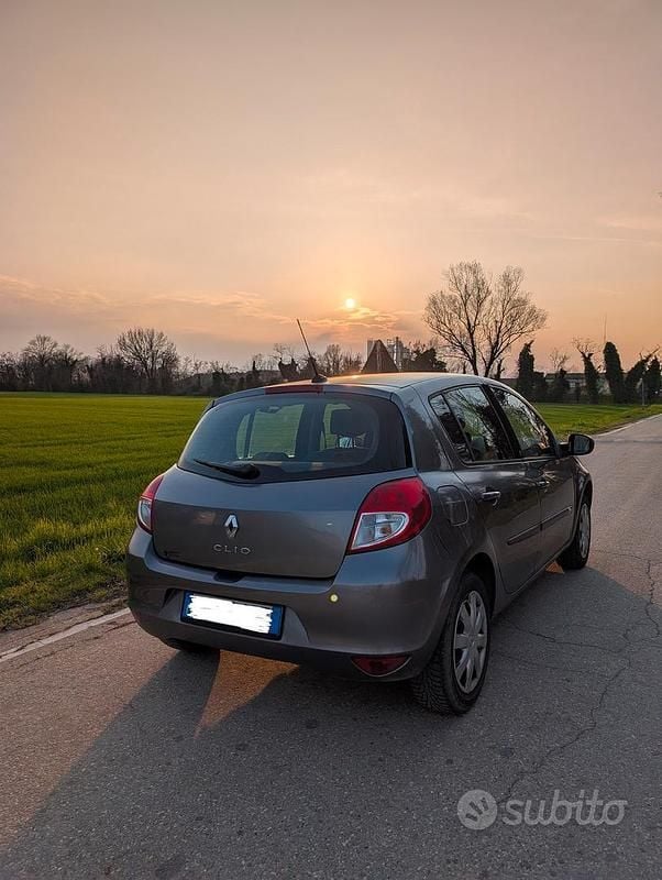 Usata Renault Clio III 75 CV (55 kW) 2011 Grigio Berlina