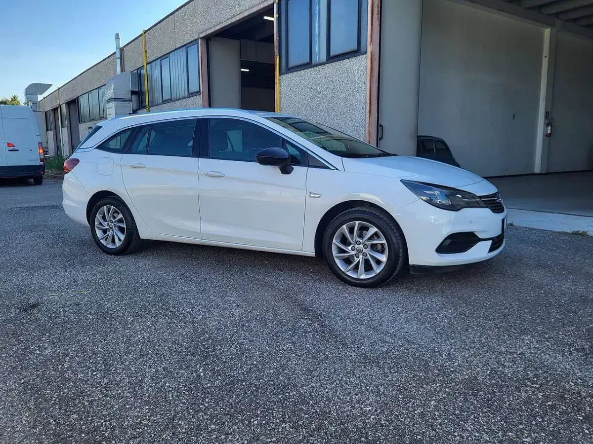 Usata Opel Astra Business Elegance 122 CV (89 kW) 2022 Bianco Utilitaria
