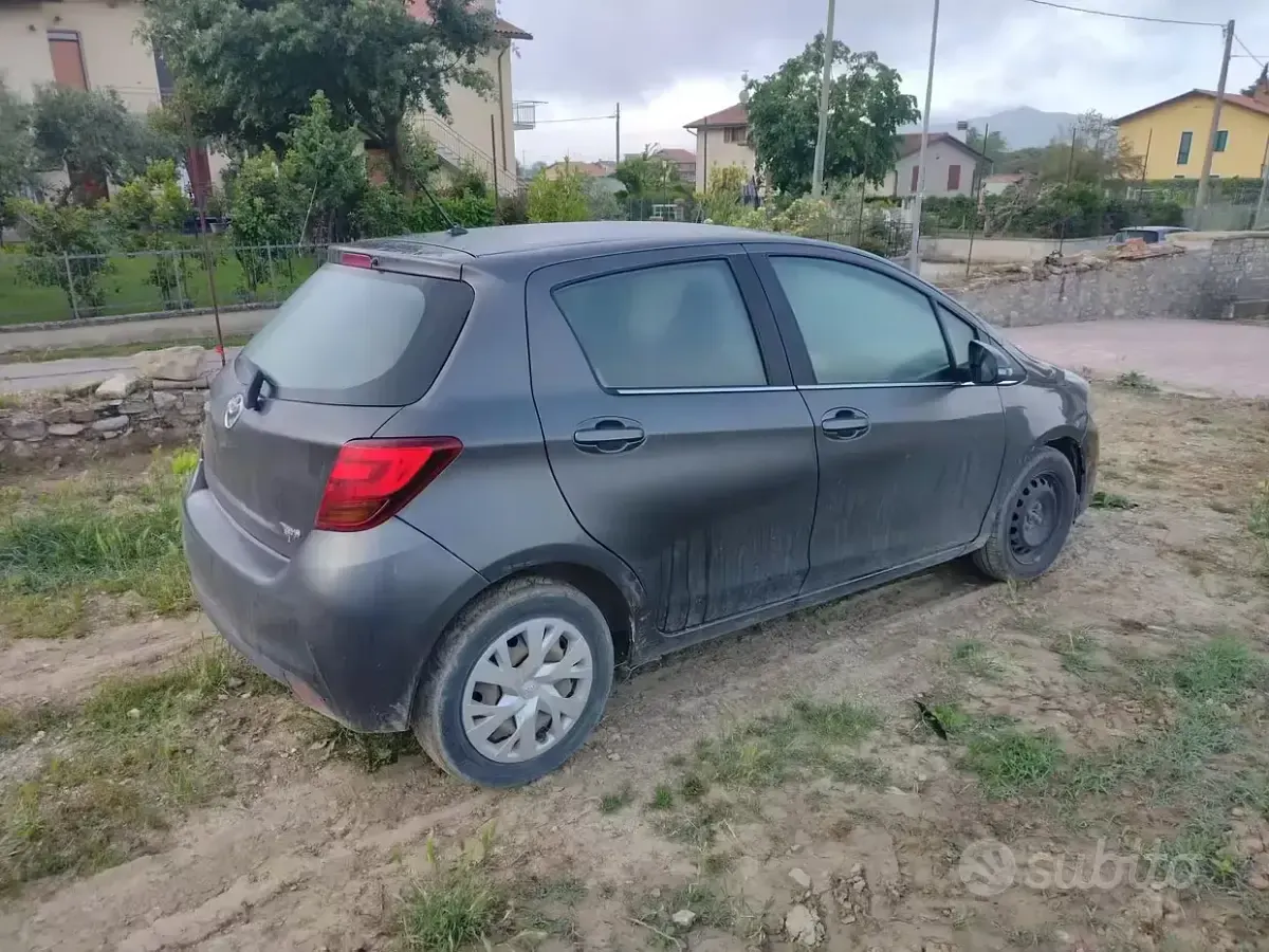 Usata Toyota Yaris 69 CV (50 kW) 2015 Grigio Utilitaria