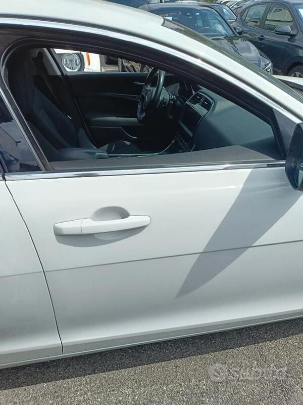 Usata Jaguar XE 200 CV (147 kW) 2019 Bianco Berlina