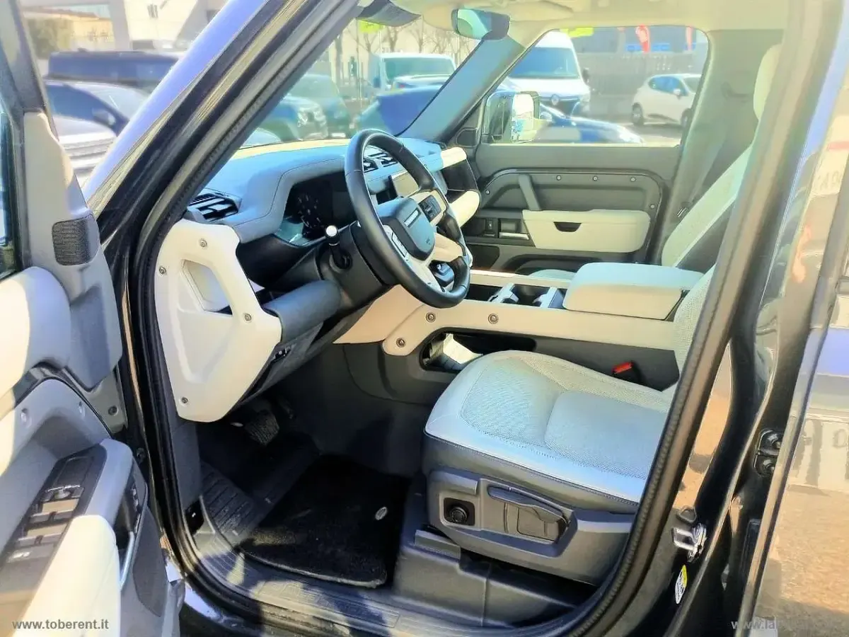 Usata Land Rover Defender SE Dynamic 200 CV (147 kW) 2025 Grigio SUV