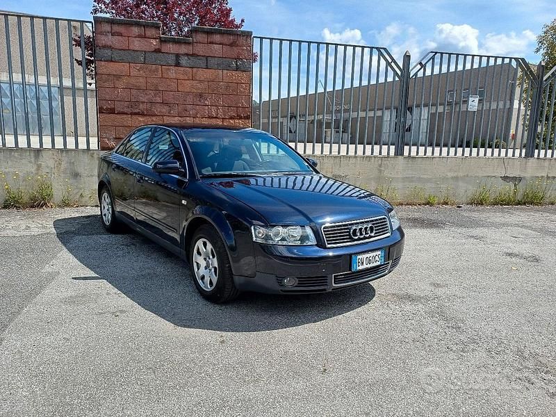 Begagnad Audi A4 131 HK (96 kW) 2001 Blå Sedan