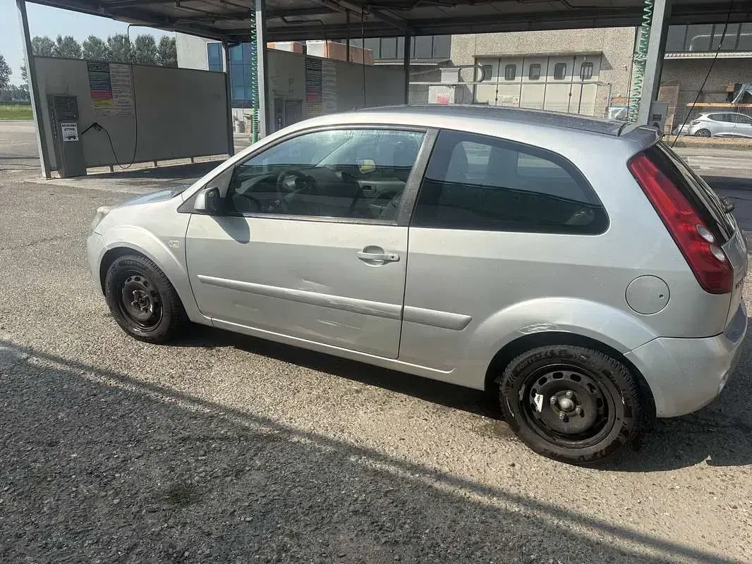 Usata Ford Fiesta Ghia 68 CV (50 kW) 2008 Utilitaria