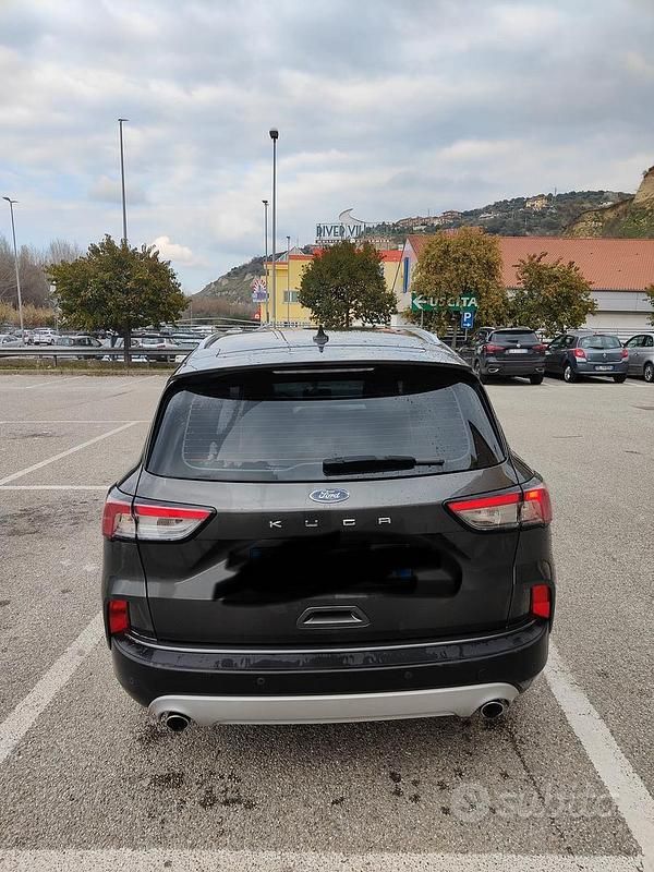 Usata Ford Kuga 120 CV (88 kW) 2021 Marrone SUV