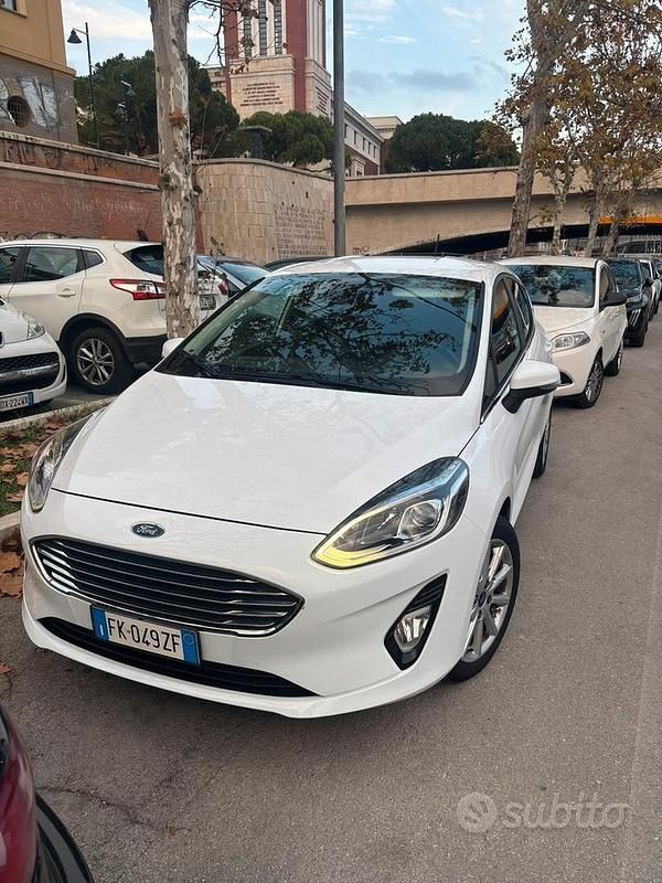 Bianco Usata 2017 Ford Fiesta Titanium Tre volumi | 6900 € (Cara) - Immagine 1/4