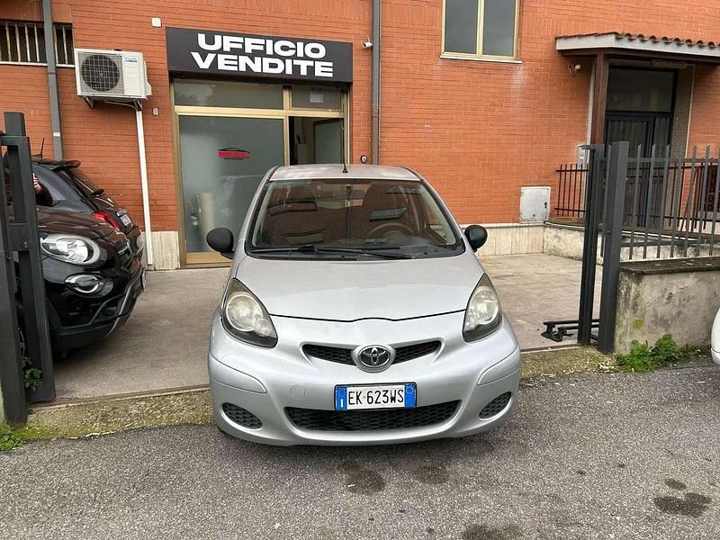 Usata Toyota Aygo Sol 68 CV (50 kW) 2011 Argento Utilitaria