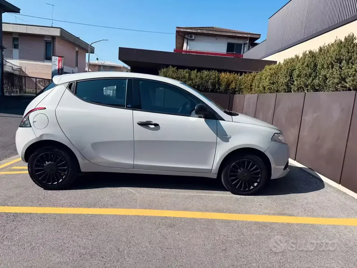 Usata Lancia Ypsilon 69 CV (50 kW) 2018 Grigio Utilitaria