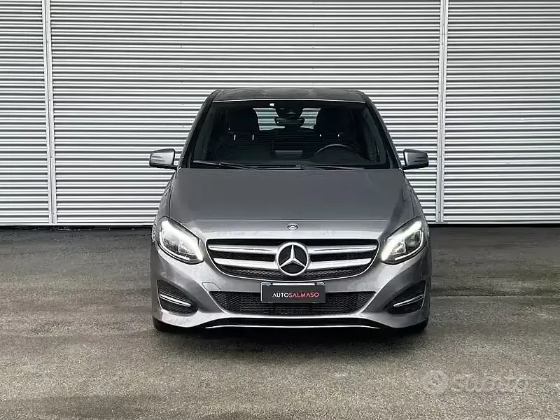 Usata Mercedes B180 Business 109 CV (80 kW) 2018 Grigio Utilitaria