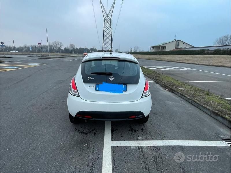 Usata Lancia Ypsilon 69 CV (50 kW) 2016 Bianco Utilitaria