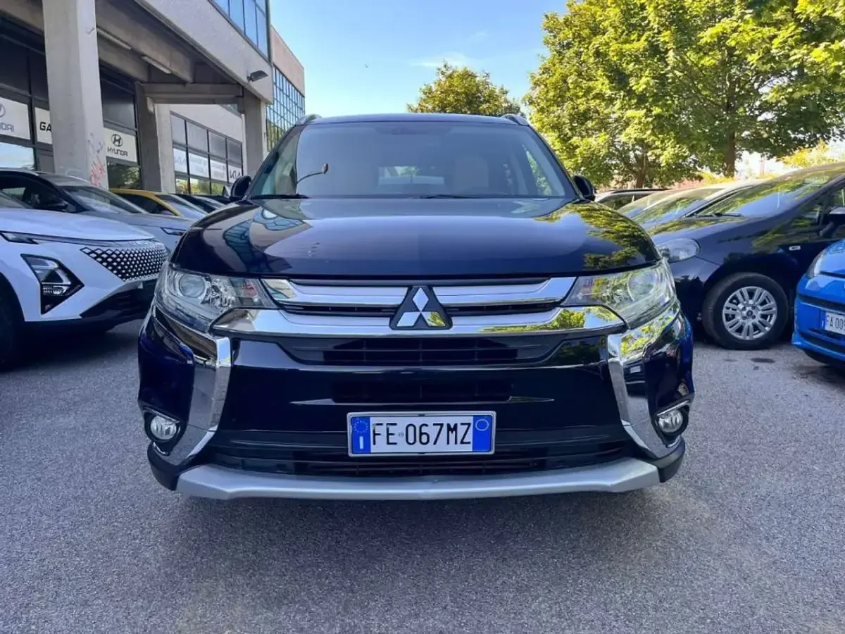 Usata Mitsubishi Outlander Instyle 150 CV (110 kW) 2016 Blu SUV