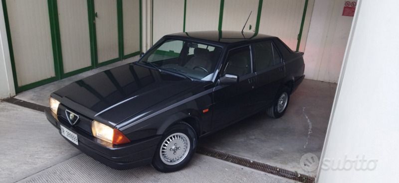 Usata Alfa Romeo 75 103 CV (75 kW) 1992 Nero Berlina