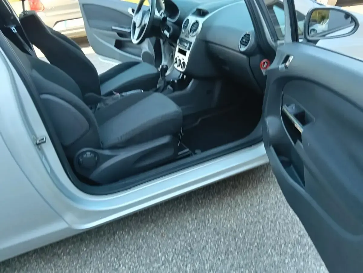 Usata Opel Corsa Club 60 CV (44 kW) 2007 Argento Utilitaria