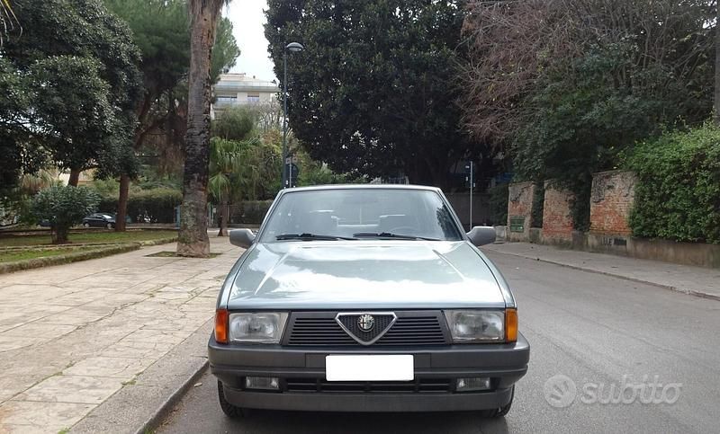 Usata Alfa Romeo 75 120 CV (88 kW) 1988 Grigio Berlina