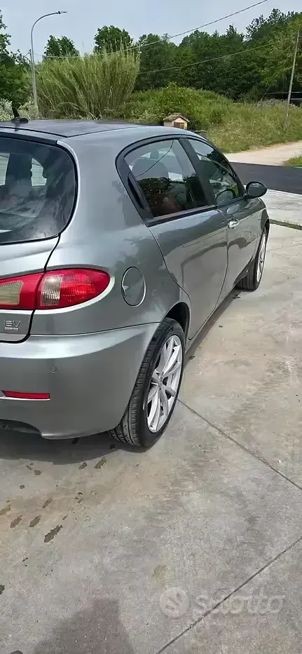 Usata Alfa Romeo 147 150 CV (110 kW) 2005 Grigio Utilitaria