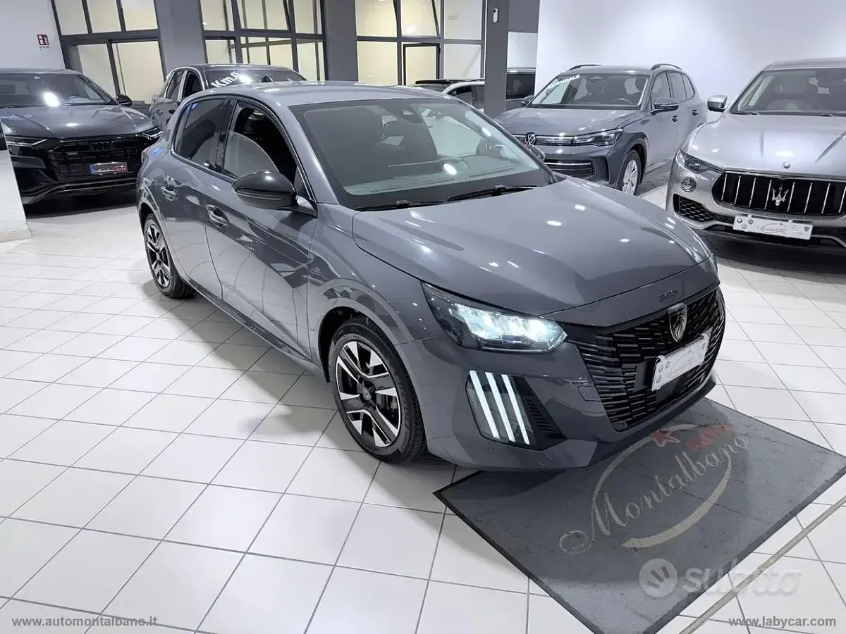 Usata Peugeot 208 Allure 102 CV (75 kW) 2025 Grigio Utilitaria