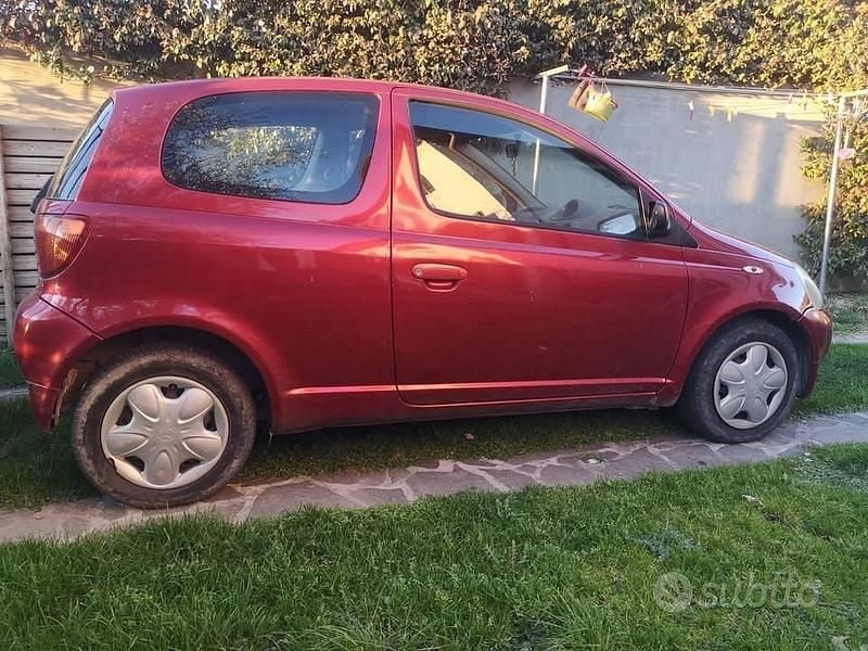 Usata Toyota Yaris 68 CV (50 kW) 2003 Rosso Utilitaria