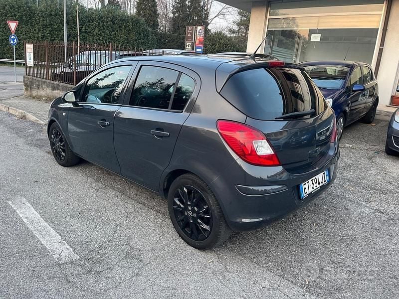 Usata Opel Corsa Edition 86 CV (63 kW) 2014 Grigio Berlina