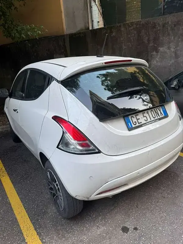 Usata Lancia Ypsilon 84 CV (61 kW) 2021 Bianco Utilitaria