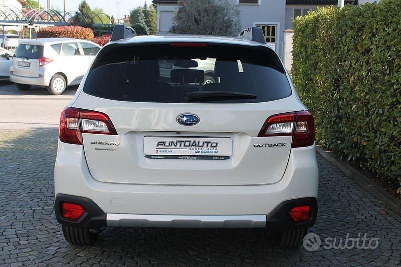 Usado Subaru Outback Premium 175 CV (128 kW) 2018 Blanco Familiar