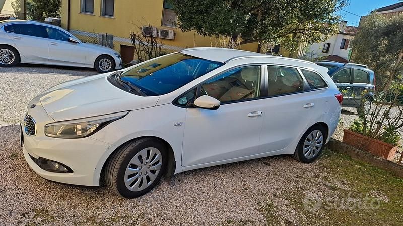 Begagnad Kia Ceed 2013 Vit Halvkombi
