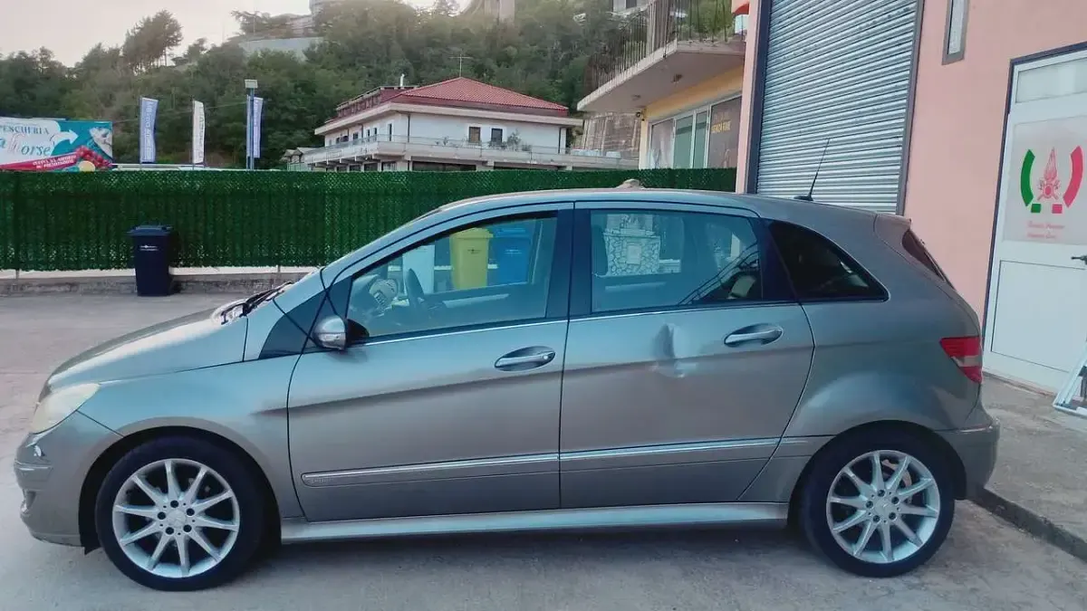Usata Mercedes B200 140 CV (102 kW) 2007 Grigio Monovolume