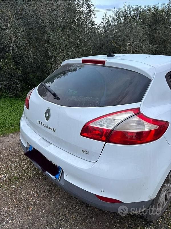 Bianco Usata 2013 Renault Mégane Tre volumi | 3500 € (Buon prezzo) - Immagine 1/4