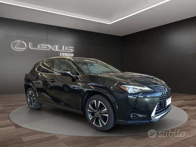 Usata Lexus UX 250h Luxury Line 184 CV (135 kW) 2023 Black met SUV