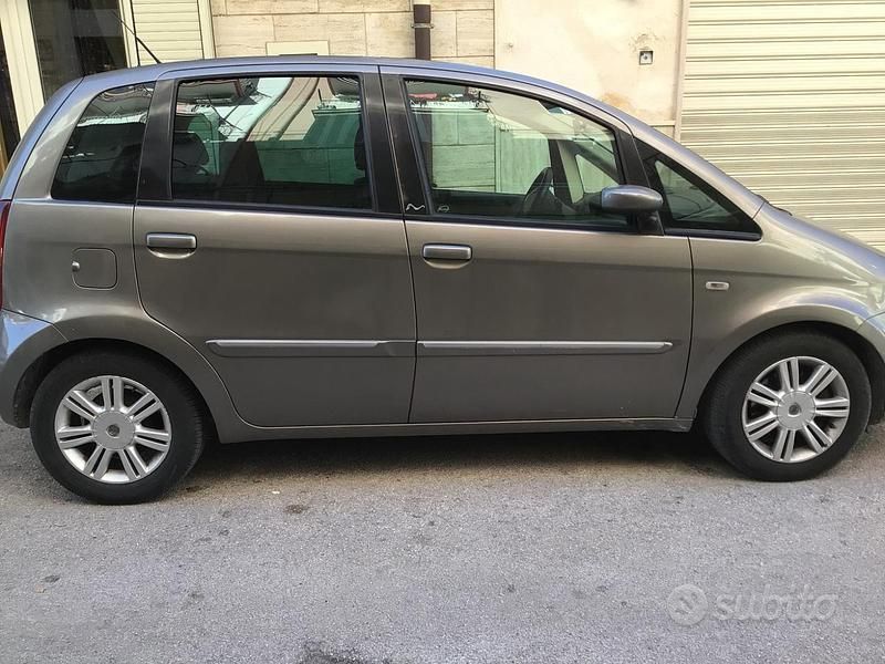 Usata Lancia Musa 101 CV (74 kW) 2006 Marrone Monovolume