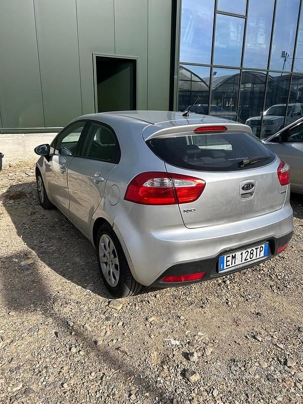 Usado Kia Rio 97 HP (71 kW) 2012 Cinzento Citadino