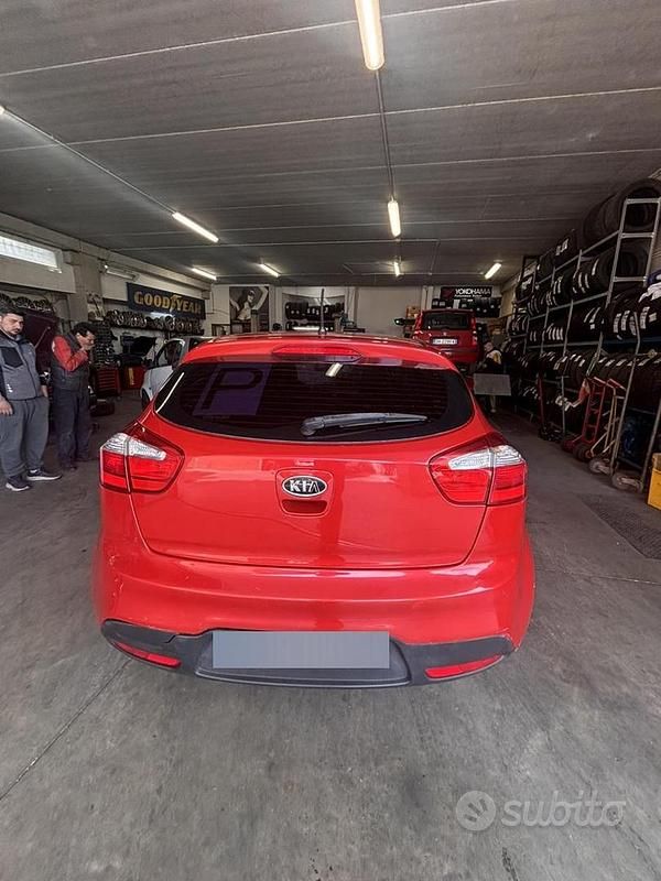 Usata Kia Rio 85 CV (62 kW) 2011 Rosso Berlina