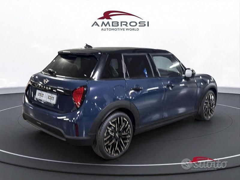 Nuova Mini Cooper Favoured 114 kW (156 CV) 2025 Blu Utilitaria