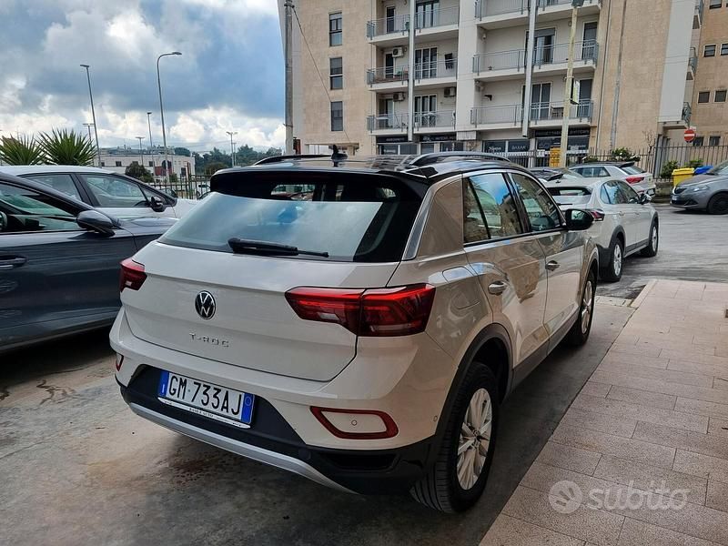 Usata VW T-Roc Life 110 CV (80 kW) 2023 Beige SUV
