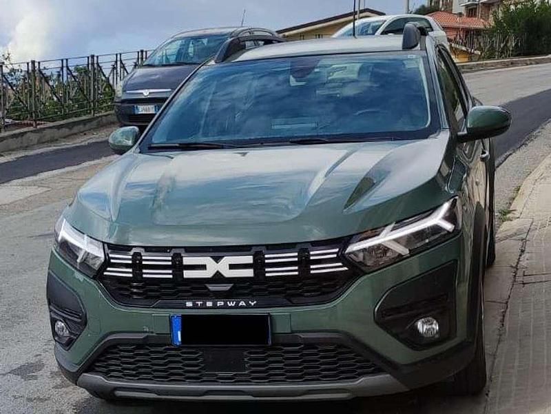 Verde Usata 2023 Dacia Sandero Expression SUV | 15.000 € (Buon prezzo) - Immagine 1/4