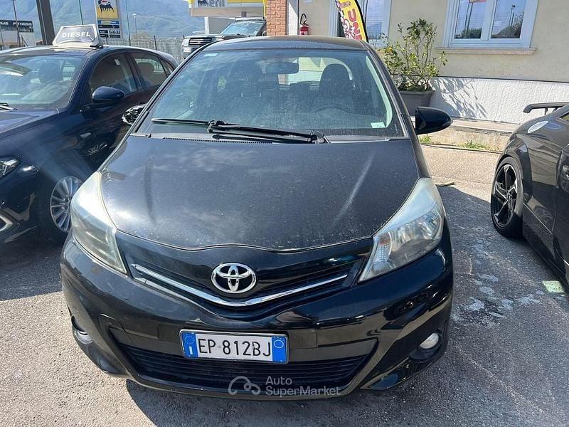 Usata Toyota Yaris 69 CV (50 kW) 2012 Nero Utilitaria