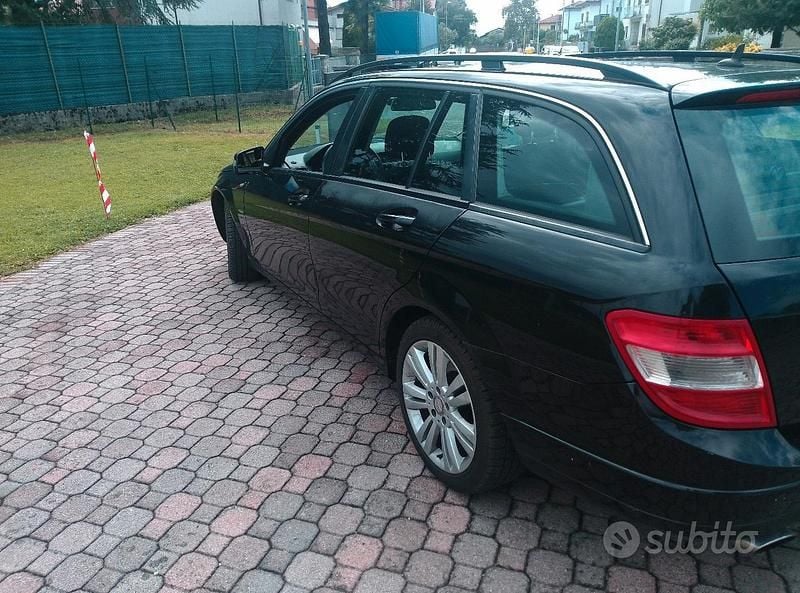 Usado Mercedes C220 170 CV (125 kW) 2010 Negro Familiar