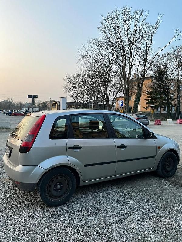 Usata Ford Fiesta 68 CV (50 kW) 2002 Grigio Utilitaria