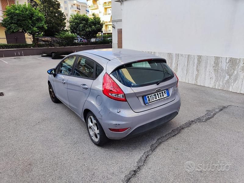 Usata Ford Fiesta 60 CV (44 kW) 2012 Grigio Utilitaria