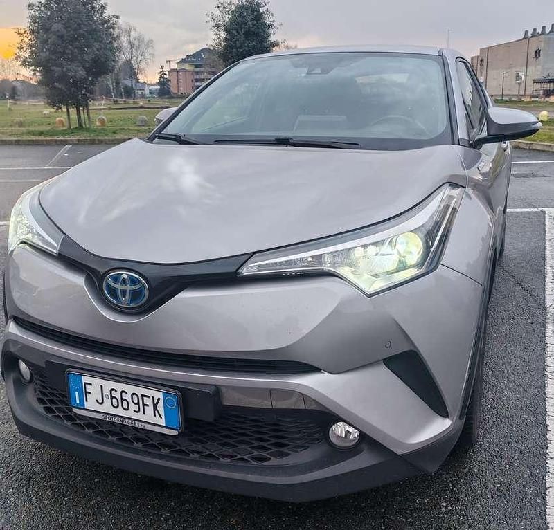 Usata Toyota C-HR Lounge 98 CV (72 kW) 2017 Argento SUV