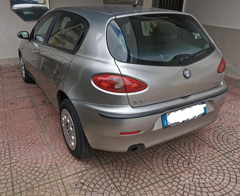 Usata Alfa Romeo 147 140 CV (102 kW) 2003 Grigio Utilitaria